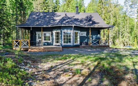 Villa Eläntätila: Møbel, Stol, Udendørs Møbler, Bord, Træ, Udendørs Bord, Køkken & Spisebord, Skygge, Have, Paraply