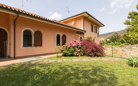 Villa Trabbia: Himmel, Sky, Mad, Plante, Bordservice, Bord, Vindue, Bjerg, Frugt, Træ