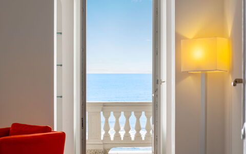 Beach House: Himmel, Sky, Mad, Plante, Bordservice, Bord, Vindue, Bjerg, Frugt, Træ