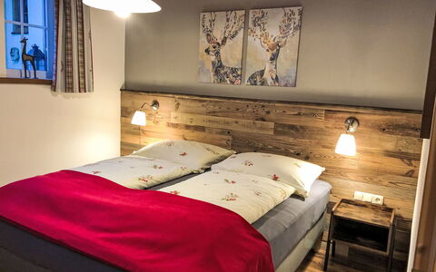 Gnesau 1: Ejendom, Møbel, Bygning, Lys, Komfort, Træ, Vindue, Textile, Bed Frame, Belysning