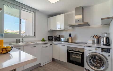White Stones: Cabinetry, Countertop, Ejendom, Vindue, Køkken, Bygning, Komfur, Køkkenvask, Håndvask, Vaskemaskine