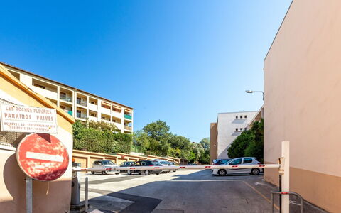 Les Roches Fleuries: Møbel, Indretning, Stol, Gulvbelægning, Bord, Udvej, Etage, Loft, Værelse, Eco Hotel