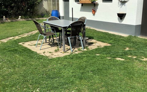 Bungalow Leopoldau: Plante, Bord, Møbel, Ejendom, Skygge, Udendørs Bord, Stol, Udendørs Møbler, Land Lot, Vejbelægning