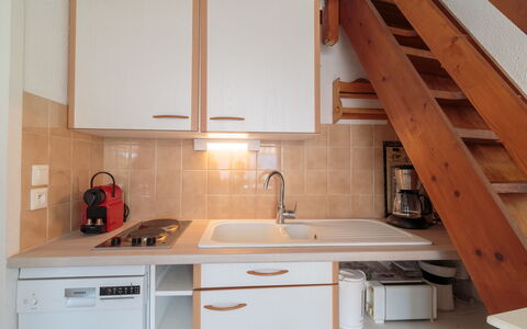 Les Argentines: Køkkenvask, Cabinetry, Håndvask, Countertop, Ejendom, Tap, Hvid, Bygning, Køkken, Komfur