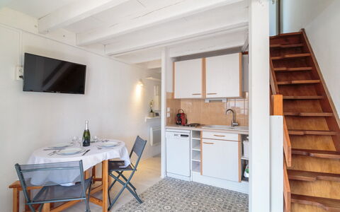 Les Argentines: Møbel, Ejendom, Bord, Bygning, Cabinetry, Træ, Indretning, Gulvbelægning, Etage
