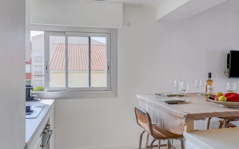 La Rose des Sables: Møbel, Vindue, Cabinetry, Bord, Træ, Belysning, Indretning, Arkitektur, Køkken