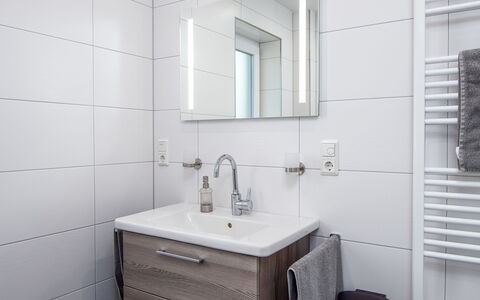Nordsee Brise: Spejl, Tap, Sanitærarmatur, Håndvask, Cabinetry, Bygning, Ejendom, Badeværelsesvask, Badeværelsesskab, Countertop