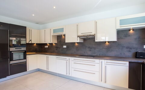 Bastide de la Mer: Countertop, Cabinetry, Køkken Apparat, Køkken, Komfur, Træ, Husholdningsapparat, Belysning, Indretning, Gulvbelægning