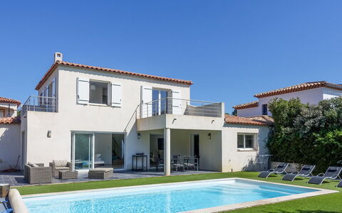 Bastide de la Mer: Himmel, Plante, Bygning, Ejendom, Vindue, Stol, Azure, Svømmepøl, Hus, Træ
