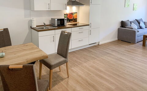 Spiekeroog: Cabinetry, Ejendom, Møbel, Countertop, Couch, Køkken, Bord, Køkken Apparat, Bygning, Træ