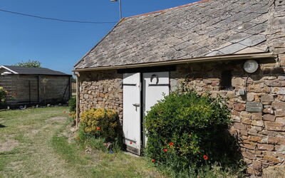 Pirou 652: Plante, Blomst, Ejendom, Himmel, Bygning, Gadebelysning, Land Lot, Vegetationen, Sommerhus, Hus