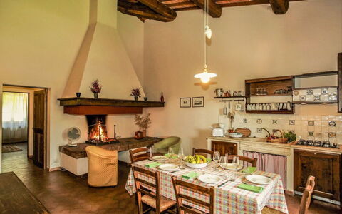 Castelletto Weddings And Events: Bord, Ejendom, Countertop, Cabinetry, Billedramme, Træ, Bordservice, Belysning, Indretning, Køkken