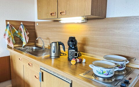 Hochstein: Countertop, Køkken, Træ, Gulvbelægning, Køkken Apparat, Håndvask, Større Bandage, Indretning, Cabinetry, Køkkenvask