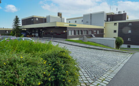 Hochstein: Sky, Plante, Himmel, Bygning, Land Lot, Urban Design, Vejbelægning, Græs, Kvarter, Træ