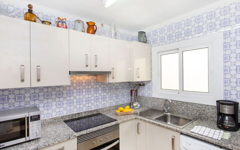 Emiko: Countertop, Cabinetry, Håndvask, Køkkenvask, Ejendom, Tap, Komfur, Køkken, Sanitærarmatur, Køkken Apparat