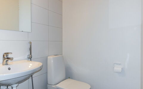 Saariseläntie 8 D7: Badeværelse, Gulvbelægning, Væg, Sanitærarmatur, Etage, Badeværelsesvask, Indretning, Håndvask, Toilet, Toiletbræt