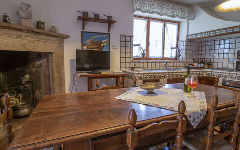 Villa Carolina: Bord, Møbel, Vindue, Billedramme, Træ, Bygning, Indretning, Hus, Stol, Køkken