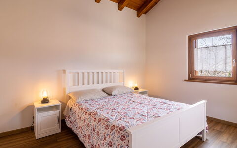 Casa di Nonno: Møbel, Vindue, Ejendom, Komfort, Bygning, Træ, Bed Frame, Belysning, Seng, Arkitektur