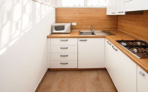 Villaggio Laura: Cabinetry, Ejendom, Countertop, Bygning, Køkkenvask, Møbel, Håndvask, Træ, Komfur, Køkken