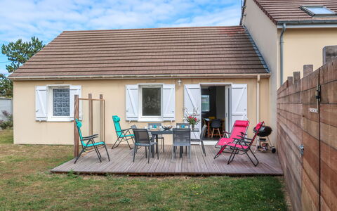Valentina: Himmel, Bygning, Sky, Ejendom, Stol, Vindue, Plante, Hus, Træ, Land Lot