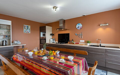 Les Palmiers: Cabinetry, Ejendom, Bord, Countertop, Træ, Køkken & Spisebord, Stol, Indretning, Belysning, Orange
