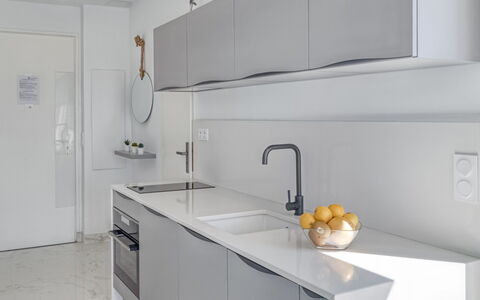 La Kamarina: Tap, Køkkenvask, Cabinetry, Countertop, Ejendom, Håndvask, Hvid, Sanitærarmatur, Køkken, Bygning