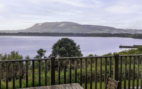 Loch Leven Lodge 12: Sky, Vand, Himmel, Plante, Ejendom, Natur, Sø, Hegn, Træ, Coastal Og Oceaniske Landskabsformer