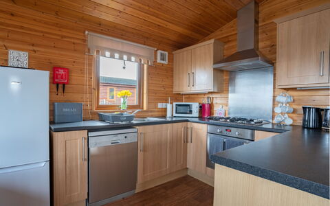 Loch Leven Lodge 12: Cabinetry, Countertop, Køkken Apparat, Køkken, Komfur, Træ, Køkkenvask, Arkitektur, Husholdningsapparat, Indretning