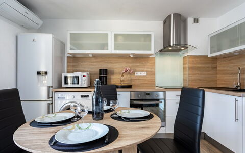 Europa: Cabinetry, Møbel, Ejendom, Countertop, Bord, Bygning, Køkken Apparat, Stol, Køkken, Komfur