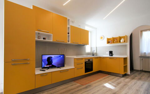 Tucano: Cabinetry, Møbel, Countertop, Bygning, Orange, Hal, Indretning, Gulvbelægning, Etage, Køkken