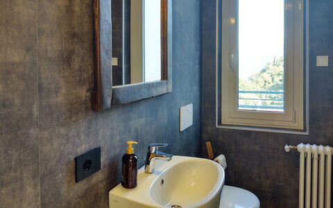 Villa Canonica: Tap, Sanitærarmatur, Håndvask, Badeværelsesvask, Vindue, Spejl, Badeværelse, Azure, Træ, Purple