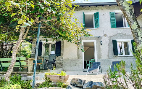 Giò: Plante, Bygning, Vindue, Hus, Træ, Sommerhus, Boligområde, Dør, Skygge
