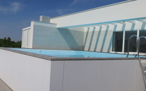 Bibione 755: Sky, Himmel, Azure, Rektangel, Skygge, Træ, Urban Design, Kompositmateriale, Facade, Hældning