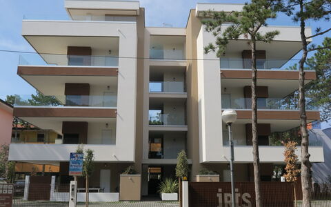 Bibione 755: Himmel, Bygning, Plante, Ejendom, Vindue, Træ, Arkitektur, Urban Design, Ejerlejlighed