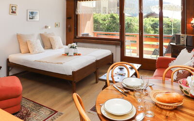 Verbier 231: Bord, Møbel, Ejendom, Bygning, Bordservice, Komfort, Tallerkner, Træ, Vindue, Orange