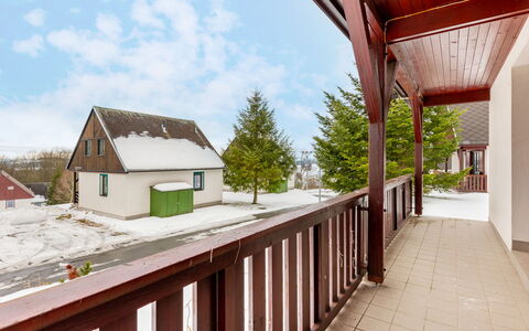 Holiday Hill 64: Sky, Himmel, Bygning, Vindue, Træ, Hus, Træ, Plante, Hegn, Veranda