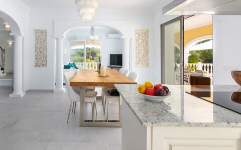 Villa Ewa: Bord, Ejendom, Cabinetry, Møbel, Countertop, Indretning, Træ, Køkken, Etage, Gulvbelægning