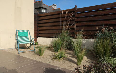 Les Dunes: Plante, Ejendom, Himmel, Bygning, Vejbelægning, Hegn, Træ, Arkitektur, Skygge, Græs
