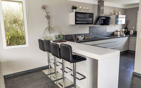 Cedelen: Møbel, Gulvbelægning, Indretning, Countertop, Køkken, Etage, Træ, Cabinetry, Barstol, Hjem