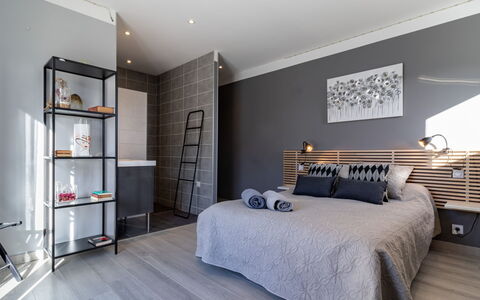 Cedelen: Ejendom, Møbel, Bygning, Komfort, Cabinetry, Træ, Skygge, Hus, Indretning, Bed Frame