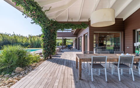 Villa Lavezzi: Plante, Møbel, Ejendom, Bord, Stol, Skygge, Arkitektur, Træ, Indretning, Udendørs Møbler