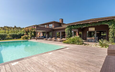Villa Lavezzi: Himmel, Vand, Plante, Ejendom, Bygning, Vindue, Svømmepøl, Træ, Skygge, Hus