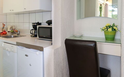 Karin: Ejendom, Cabinetry, Countertop, Plante, Blomsterkrukke, Køkken Apparat, Komfur, Køkken, Husholdningsapparat, Indretning