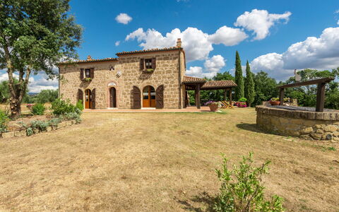 Casale Poggio Lupinaio: Sky, Plante, Himmel, Ejendom, Naturlige Landskab, Træ, Land Lot, Vegetationen, Græs, Landskab