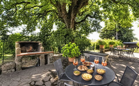 La Quercia: Møbel, Udendørs Møbler, Bord, Have, Udendørs Bord, Stol, Skygge, Forår, Bagagerum, Sollys