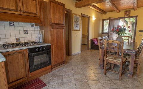 La Quercia: Ejendom, Cabinetry, Møbel, Countertop, Køkken Apparat, Træ, Stol, Gulvbelægning, Indretning, Køkken