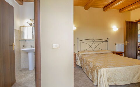 La Quercia: Bygning, Møbel, Ejendom, Komfort, Træ, Vindue, Håndvask, Hus, Skygge, Bed Frame