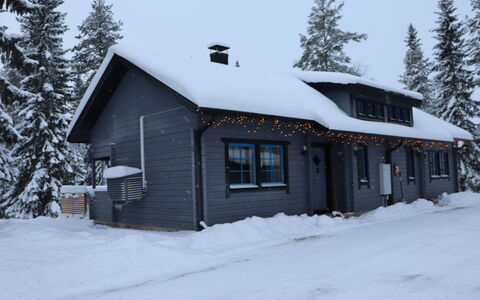 Villa Tassu 1: Seng, Møbel, Soveværelse, Indretning, Sengetøj, Sengetøj, Gulvbelægning, Træ, Etage, Værelse