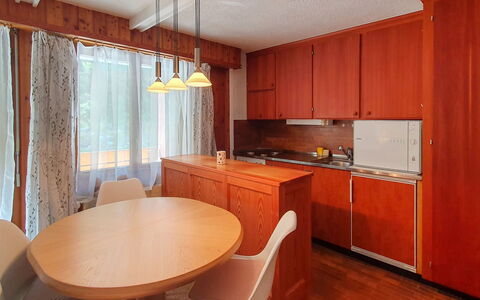Panorama 66: Cabinetry, Ejendom, Bord, Møbel, Vindue, Countertop, Stol, Træ, Plante, Indretning