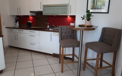 Mittelberghof: Cabinetry, Møbel, Plante, Bygning, Countertop, Tap, Træ, Skuffe, Stol, Stueplante